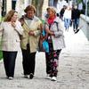 Slovenija 23.05.2013, trije starejse zenske na sprehodu na Kongresnem trgu v cen