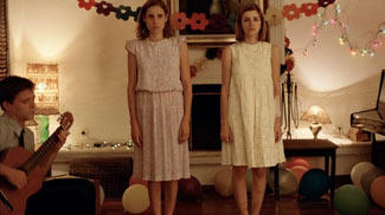 "Kynodontas" prikazuje delovanje diktature prek družinske celice, v kateri obsta