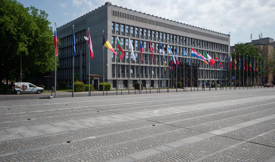 Podporniki o učinkovitosti, nasprotniki o zniževanju sodnega varstva