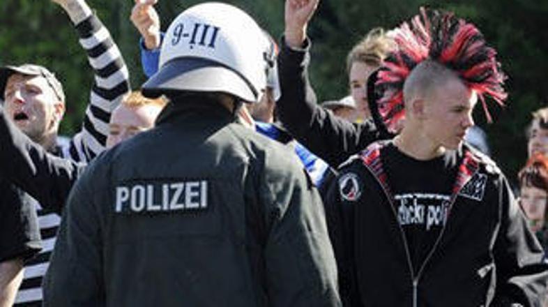 Avstrijska policija incident - vključno z navedbami nekaterih očividcev, da je b