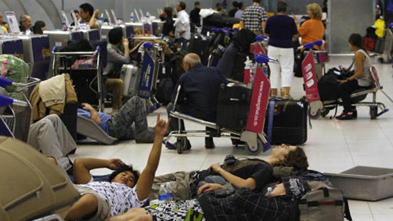 Protestniki se strinjajo, da potnike čim prej odpeljejo v mesto.