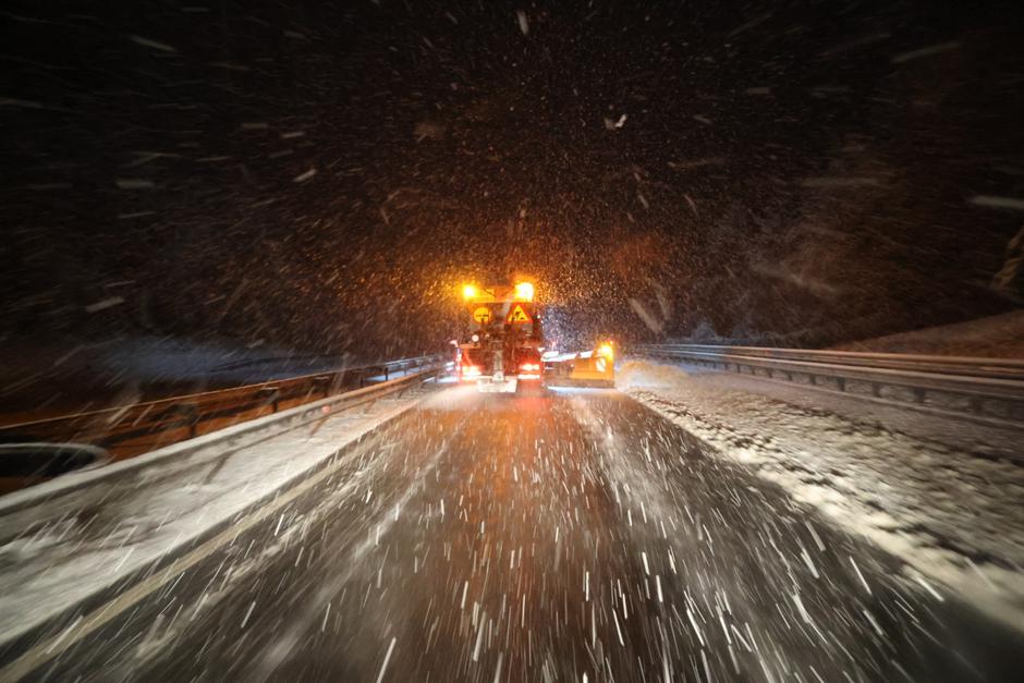 Pluženje snega, sneg, gorenjska avtocesta, Dars | Avtor: Iztok Pipan