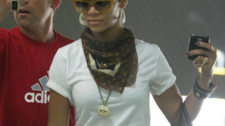 Rihanna se boji, da jo bo svet videl v Evinem kostumu.