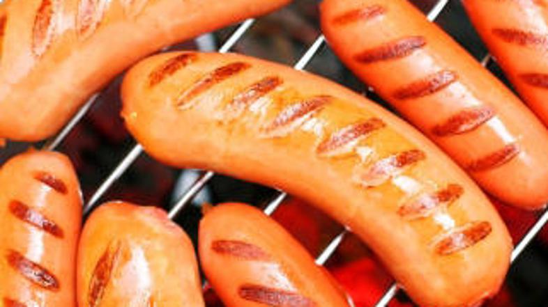 Samo dve zaužiti klobasi pri določenih znamkah vsebujeta količino soli, ki odras