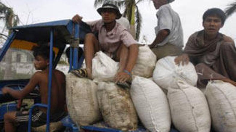 V Mjanmar je že začela prihajati pomoč prizadetim v ciklonu.