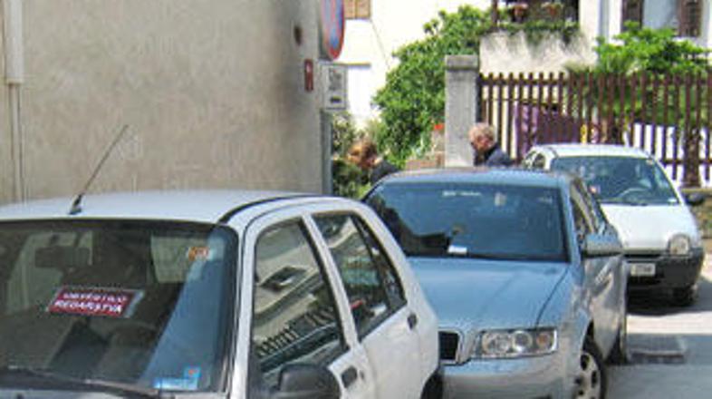 Ob našem prihodu so bili zaradi napačnega parkiranja z obvestilom o prekršku opr