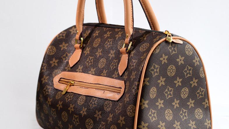 Torbice Louis Vuittona so med ponarejevalci najbolj priljubljene. (Foto: Boštjan