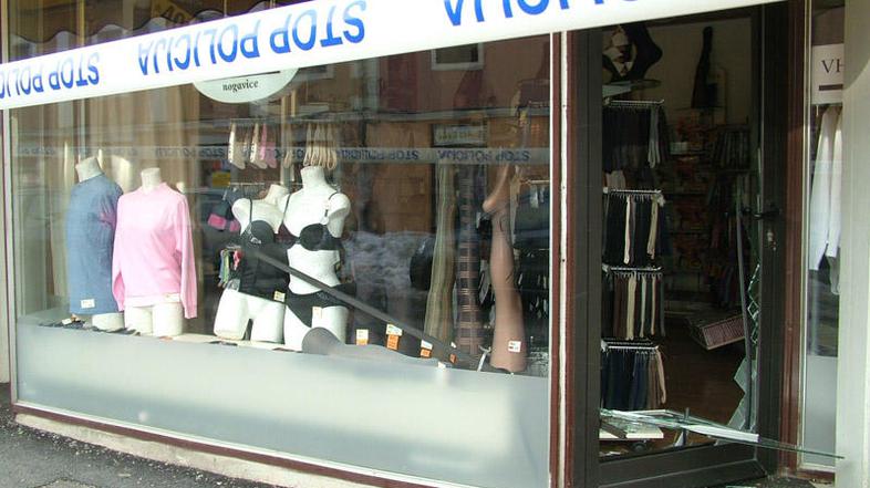 Odnesli perilo, nogavice, čevlje, ali ne povzročili škodo? Preiskava poteka.(Fot