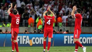 Za boljše razpoloženje pred tekmo s Slovenijo jih je Capello povabil na pivo. (F