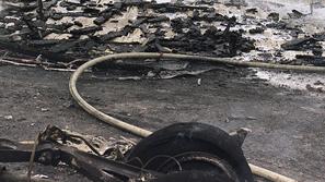 Letalo je po nesreči povsem razpadlo, večina ga je zgorela. (Foto: Reuters)