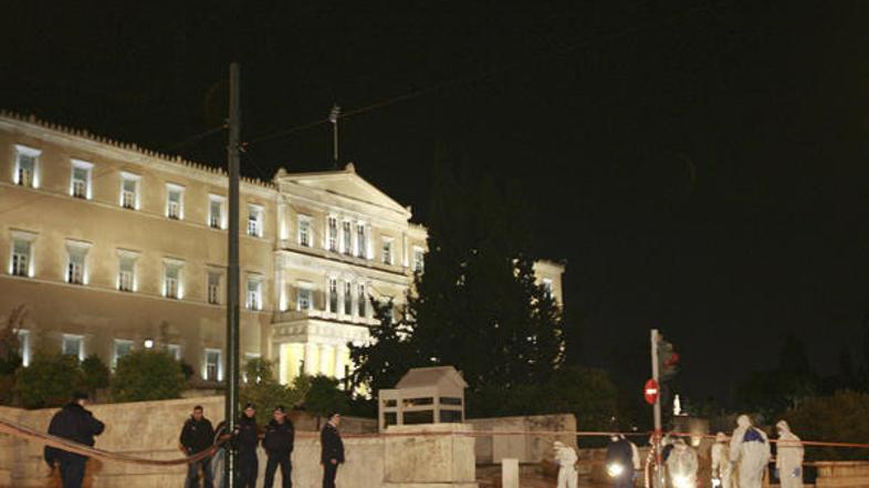 Pred tokratnim nočnim napadom sta obvestilo o tem, da bo razneslo bombo, prek te