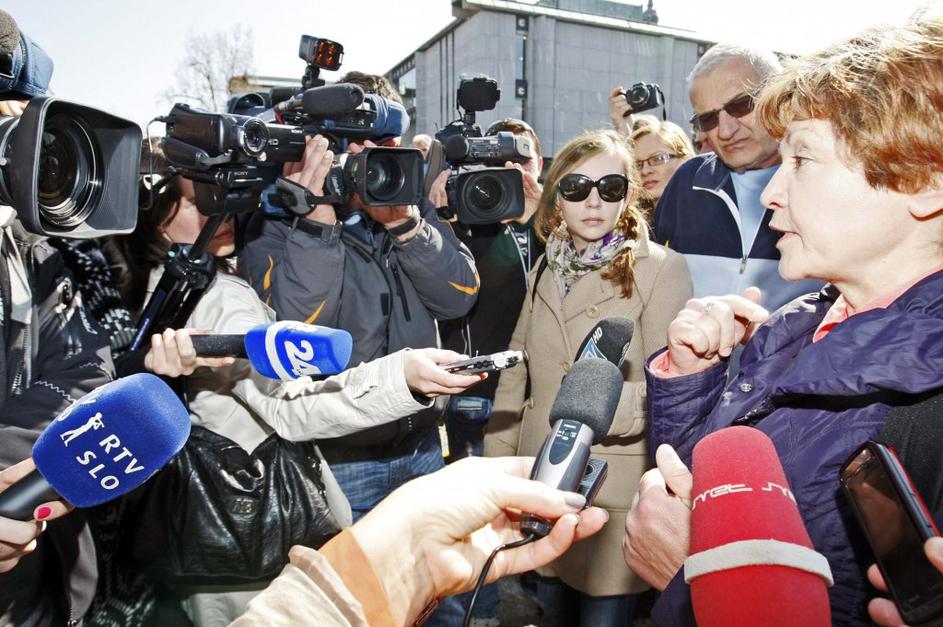 Protest pred DZ zaradi deložacije