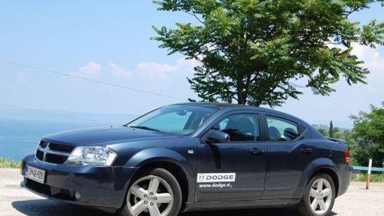 Avenger je izviren avtomobil v več pogledih, glede nekaterih rešitev pa caplja n