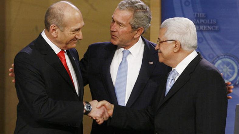 George W. Bush stoji med izraelskim ministrom Ehudom Olmertom (L) in palestinski