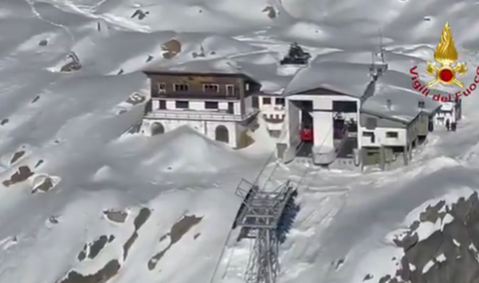 Huda nesreča na smučišču: Na žičnici je ujetih 100 ljudi