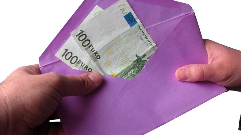 kuverta z denarjem