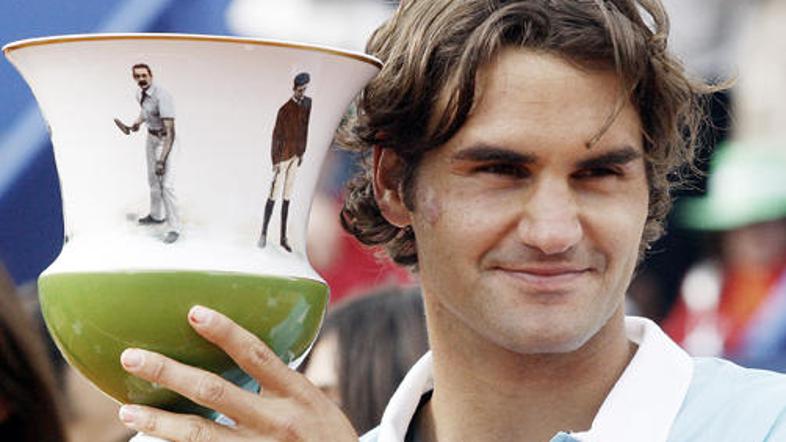 Roger Federer je v Estorilu osvojil prvi turnir v tem letu in ohranil prvo mesto