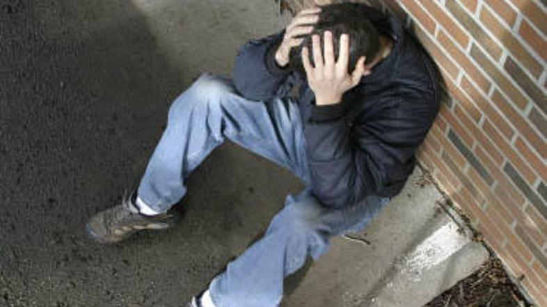 Več kot desetletje je nesrečni sin preždel v sobi brez oken.