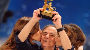 Roberto si je prislužil poljub Elisabette Canalis, dekleta Georgea Clooneyja, in