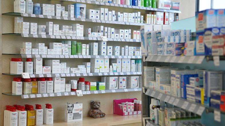 Ali bo nasproti Zdravstvenega doma Črnomelj zasebna ali javna lekarna, bo danes 