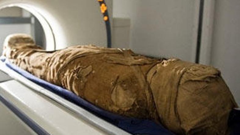 Mumijo 28-letne Egipčanke Tahemaa iz Luksorja so pregledali v londonskem centru 