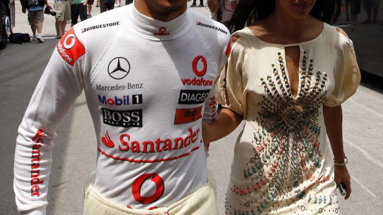 Lewis svojemu dekletu stoji ob strani. (Foto: Reuters)