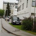 Zaradi pomanjkanja parkirnih prostorov si je izbojeval prostor na zelenici pred 