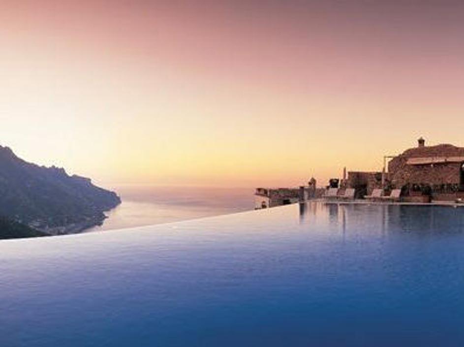 Bazen hotela Caruso v italijanskem Ravellu je "neskončen bazen" (infinity pool),