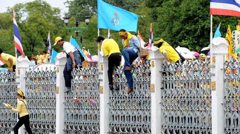 Okoli 100 protivladnih protestnikov je splezalo v uradno rezidenco ministrskega 