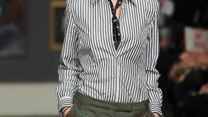 Za popestritev pod suknjičem oblecite kontrastno srajco. (Foto: Imaxtree)