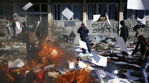 Tuzla nemiri protesti policija protestniki
