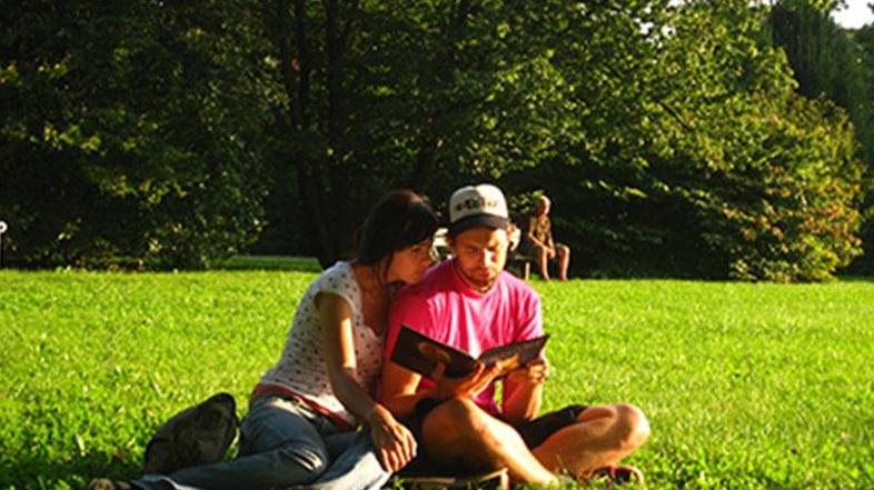 Konec tedna si privoščite ustvarjalno lenarjenje s knjigo v parku.