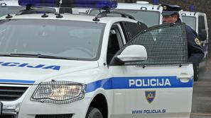 slovenija 09.01.08 policist, slovesna predaja 65 specialnih vozil znamk Renault 