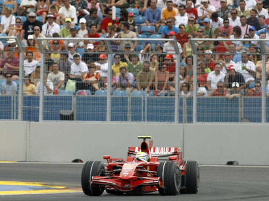 Pred polnimi tribunami je Massa odpeljal za desetko.