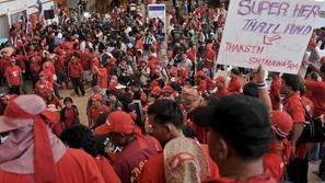 Najmanj 1000 protestnikov je vdrlo v luksuzni hotel v tajskem letovišču Pattaya,