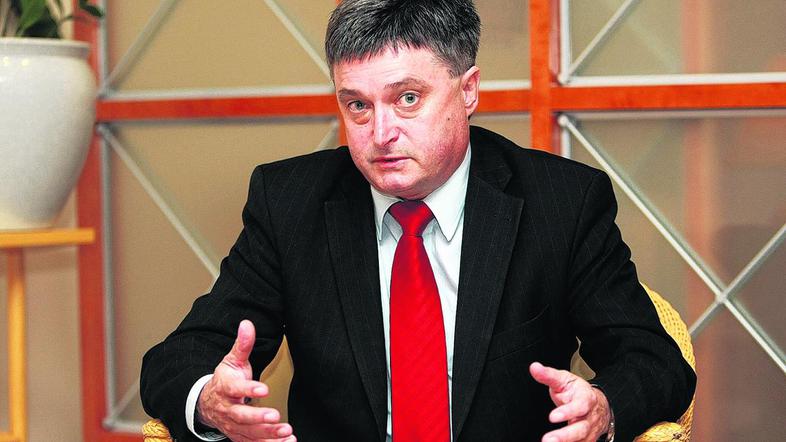 “Uvrstil se bom v drugi krog. Imeli bomo vsaj deset mestnih svetnikov,” napovedu