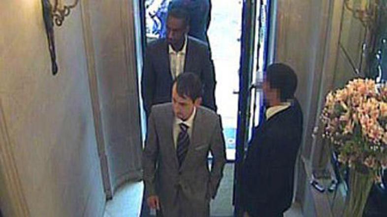 Moška sta imela ob vstopu v draguljarno posebni maski, ki sta povsem spremenili 