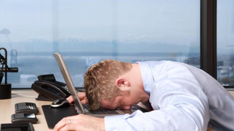 Glavni vzroki za stres na delovnem mestu so negotova zaposlitev, časovni pritisk