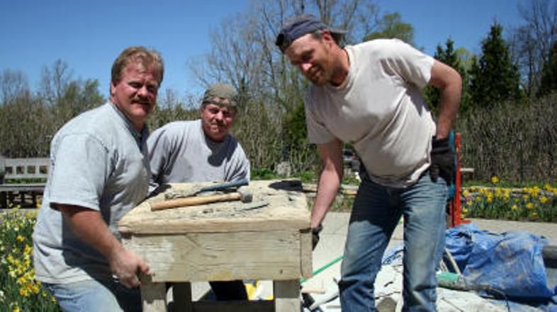 Ročno premeščanje bremen, pogosto upogibanje in rotacija, ponavljajoči se gibi, 
