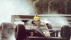 Senna v kokpitu Lotusa. (Foto: f1-grandprixhistory)