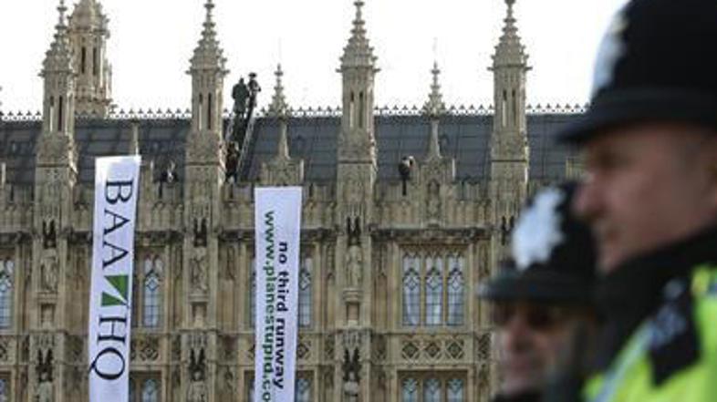 Šest okoljevarstvenikov se je v znak protesta proti gradnji tretje letalske stez