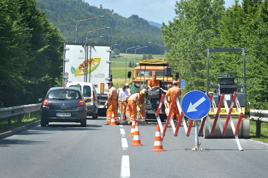 slovenija 08.06.12, delo na cesti, delo, vzdrzevalna dela na cesti, cestarji, ce | Avtor: Anže Petkovšek