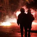 Policisti so protestnike, ki so metali molotovke, poskušali umiriti s solzivcem.