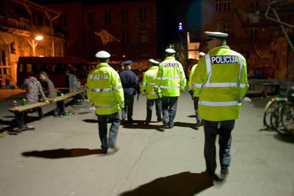 Približno petnajst policistov je prišlo na Metelkovo pred klub Gala Hala.