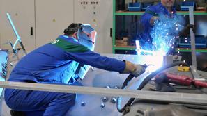 Po izračunih ministrstva za delo bo povprečno nadomestilo plače za zaposlene na 