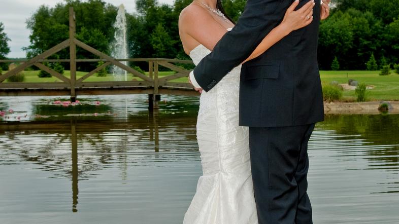 Činč in Doris nista pustila, da bi jima slabo vreme pokvarilo poroko. (Foto: Tad