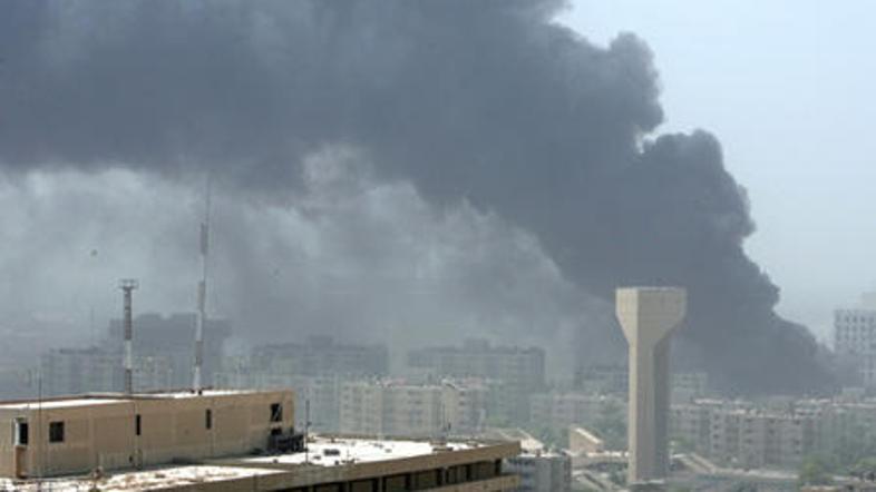 Dimni oblak je ovil iraško zunanje ministrstvo, eno izmed tarč današnjega napada