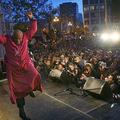 Desmond Tutu med skakanjem pred navdušeno množico protestnikov v San Franciscu