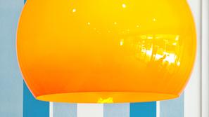 V dnevni sobi so primerna svetila, namenjena sproščanju; takšna, ki oddajajo bla