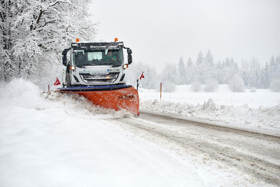 zimska služba s plugom čistijo cesto | Avtor: Samo Paušer